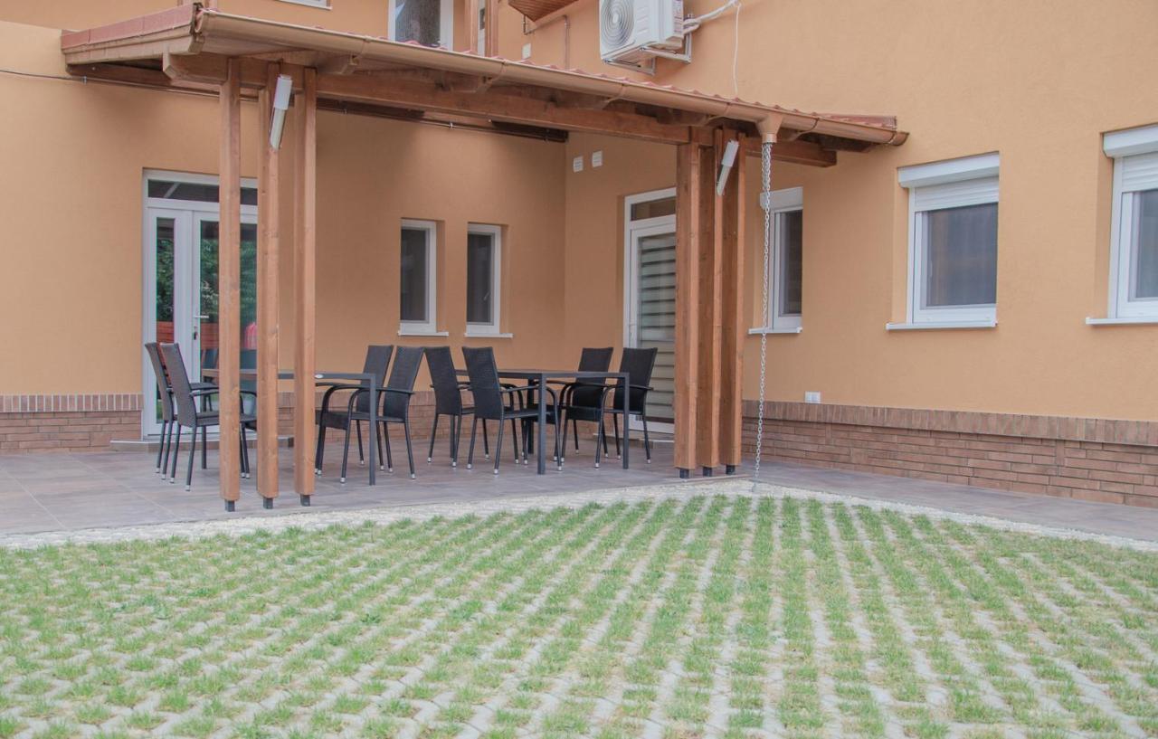 Oros House Apartmanhaz Oroshaza Luaran gambar