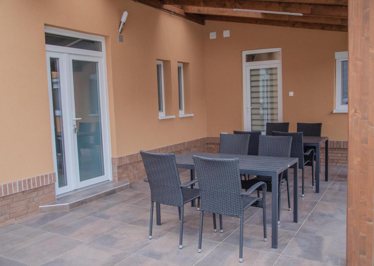 Oros House Apartmanhaz Oroshaza Luaran gambar