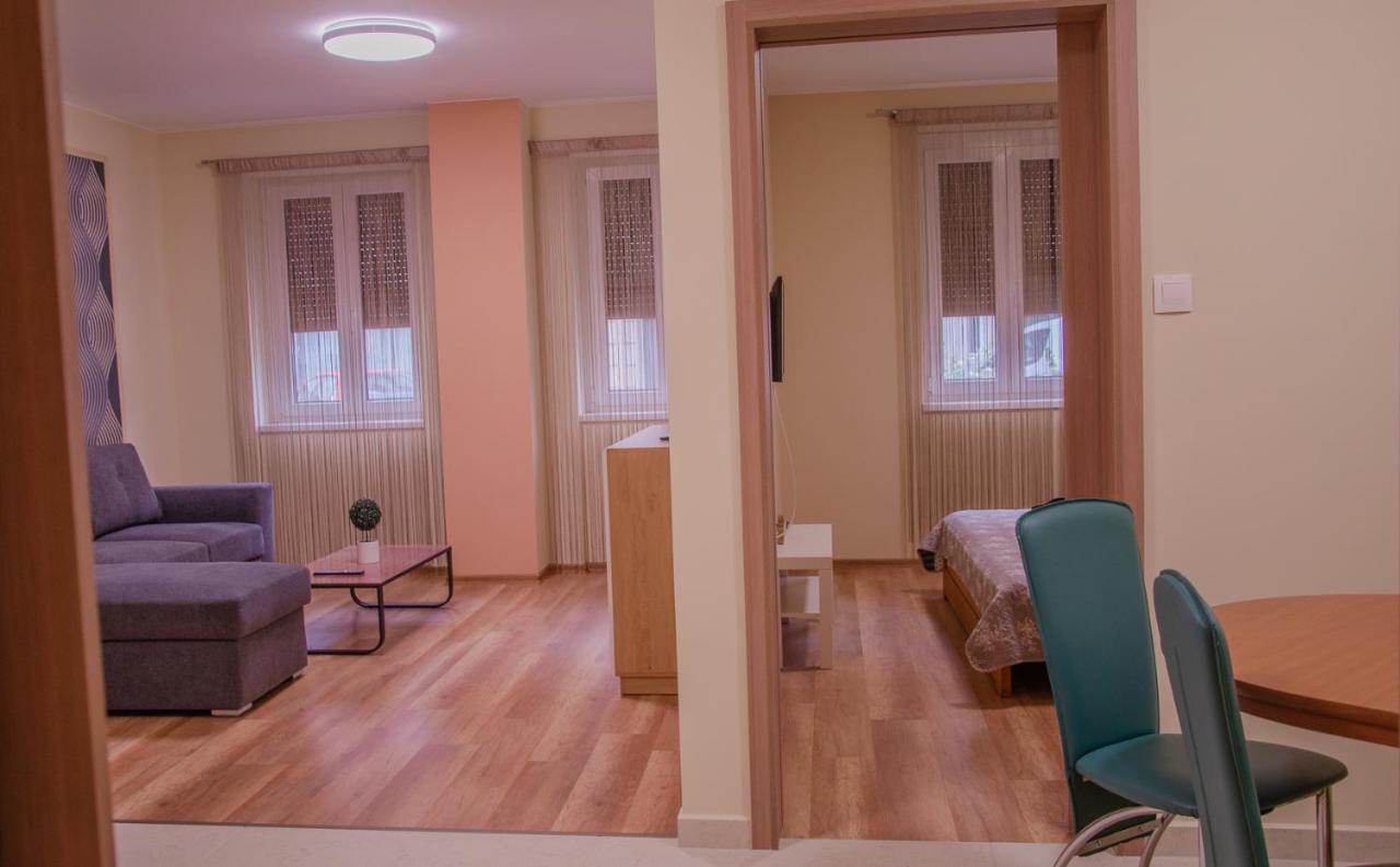 Oros House Apartmanhaz Oroshaza Luaran gambar