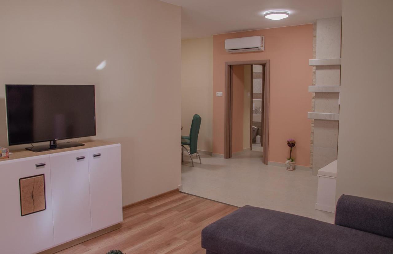 Oros House Apartmanhaz Oroshaza Luaran gambar
