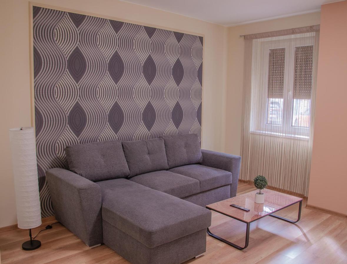 Oros House Apartmanhaz Oroshaza Luaran gambar