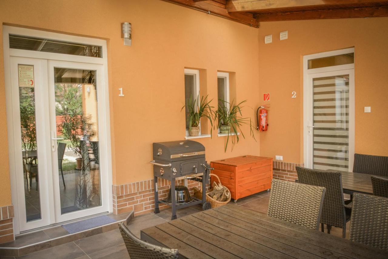 Oros House Apartmanhaz Oroshaza Luaran gambar