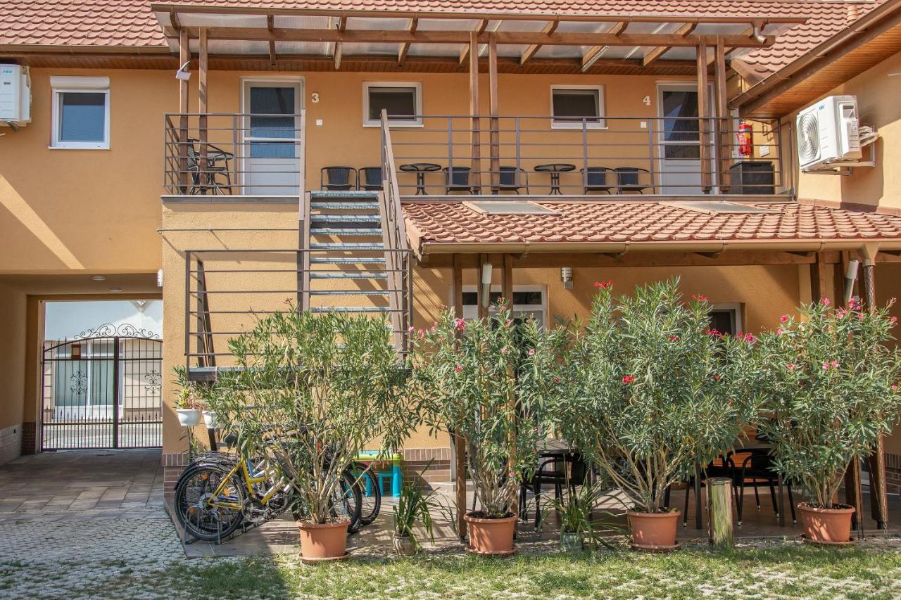 Oros House Apartmanhaz Oroshaza Luaran gambar
