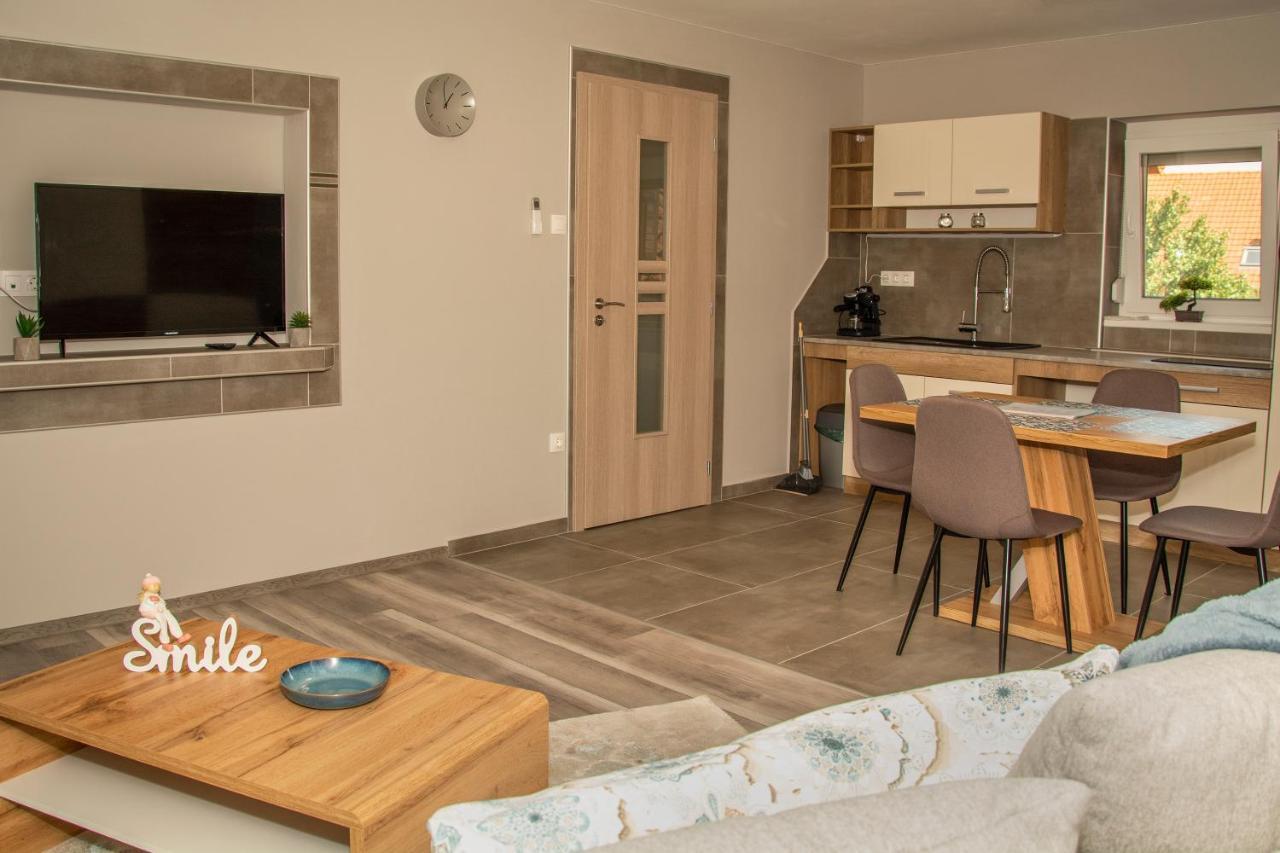 Oros House Apartmanhaz Oroshaza Luaran gambar