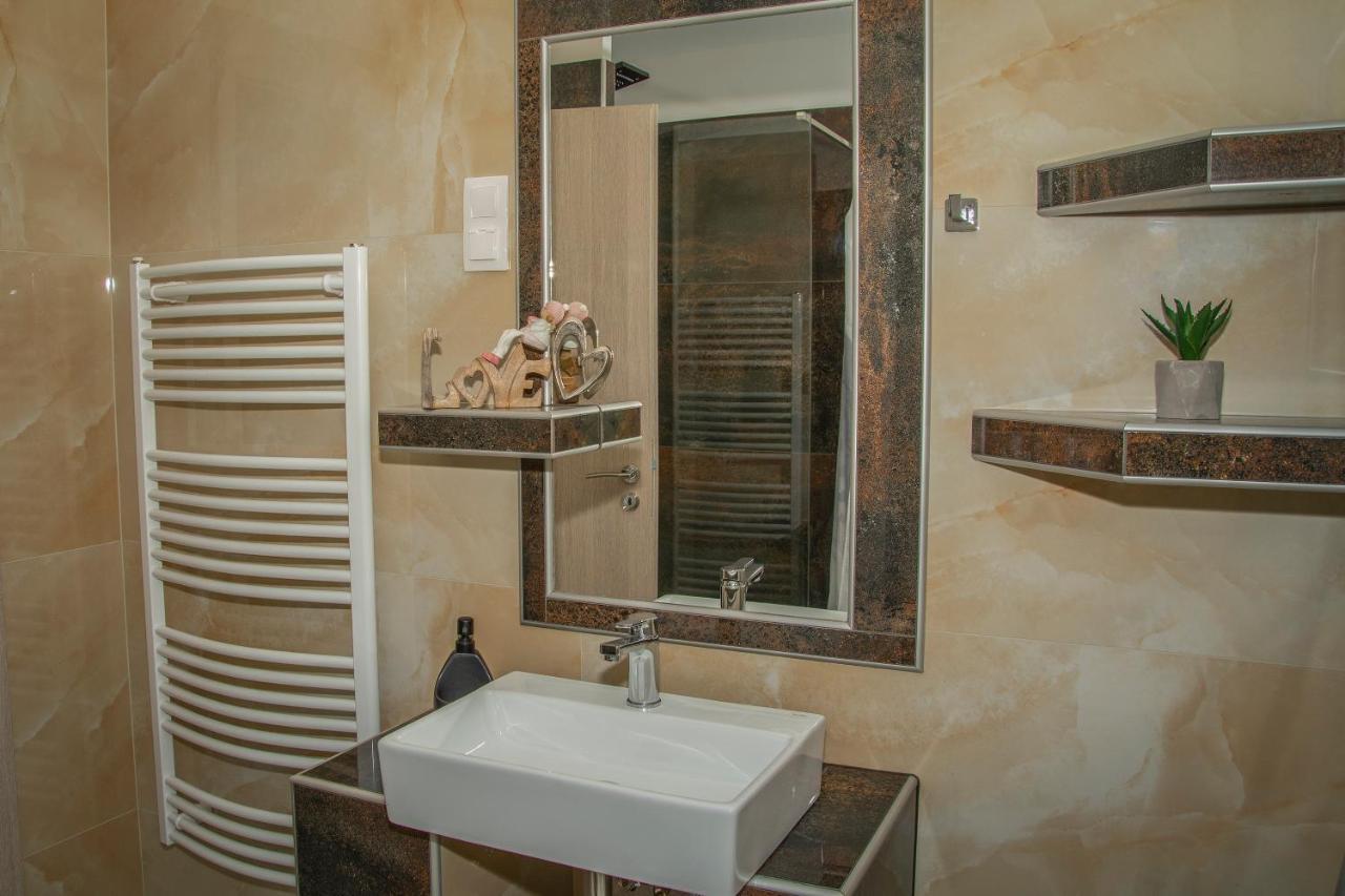 Oros House Apartmanhaz Oroshaza Luaran gambar