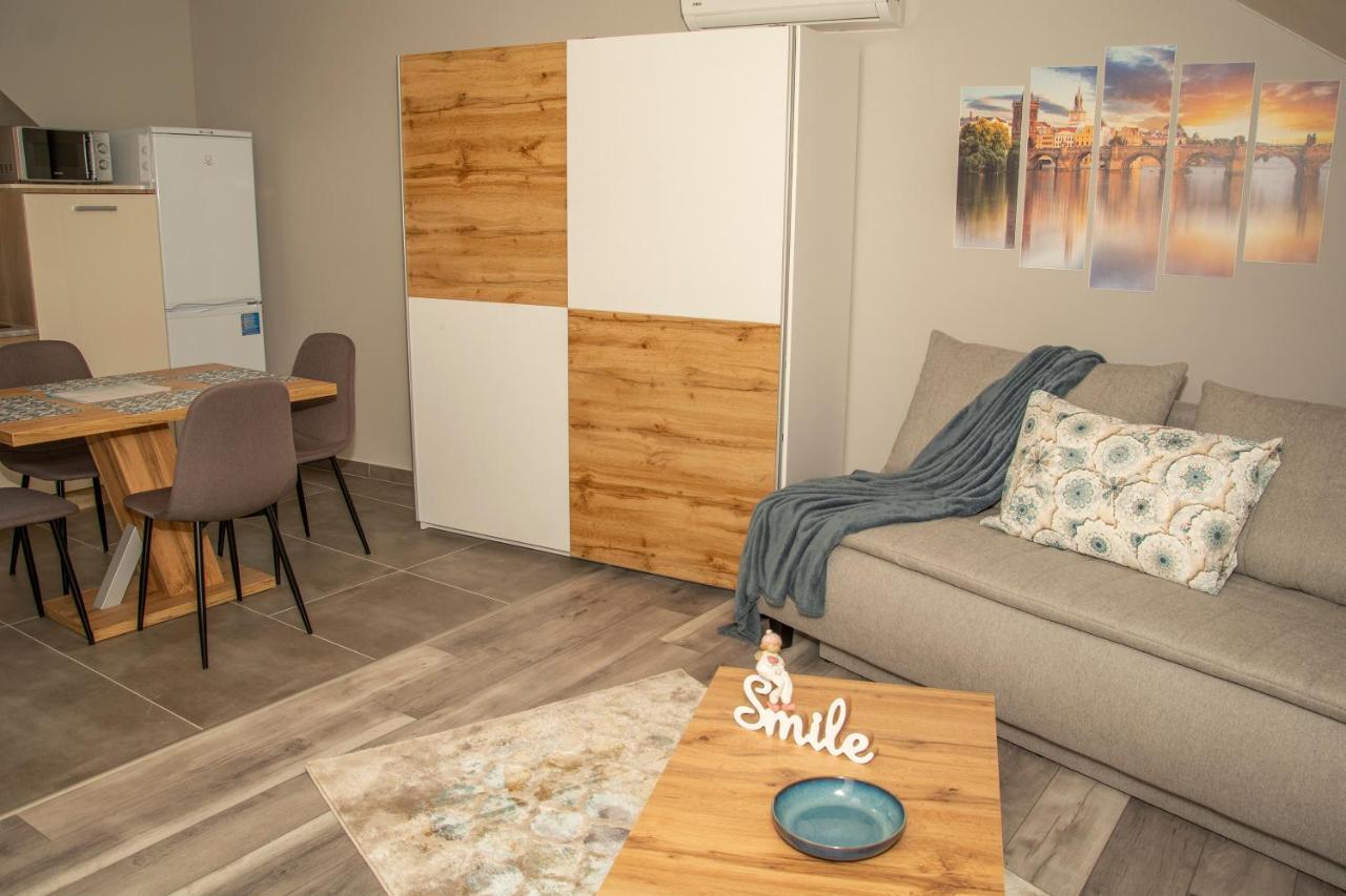 Oros House Apartmanhaz Oroshaza Luaran gambar